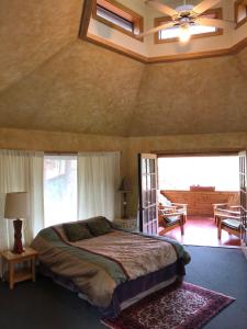 China Bend Winery Bed and Breakfast في Kettle Falls: غرفة نوم بسرير كبير في غرفة