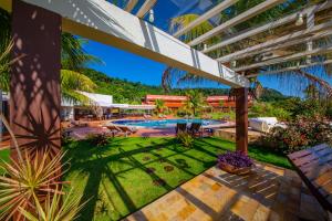 uma vista sobre a piscina no resort em Hotel Boutique Frangipani em Brotas