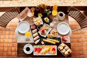 Comida no hotel ou em algum lugar perto mais 37 fotos
