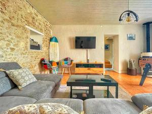 uma sala de estar com um sofá e uma mesa em Ti Kaz Auberge em Saint-Just