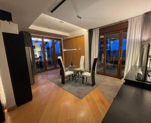 a dining room with a table and chairs in a room at Attico con vista spettacolare e Jacuzzi in Bologna