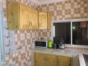 Una cocina o zona de cocina en AwaMuuLamin MANNEH GUEST HOUSE