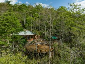 - une vue aérienne sur une maison dans les bois dans l'établissement Chalets HUITACA, à Choachí