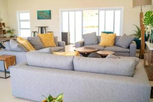 Area soggiorno di Hamilton @ Oceanpointe a serene 2bed 2 bath Villa