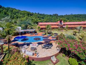 uma vista aérea de um resort com uma piscina em Hotel Boutique Frangipani em Brotas