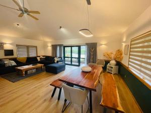 TV a/nebo společenská místnost v ubytování Tikitere Lodge, Rotorua