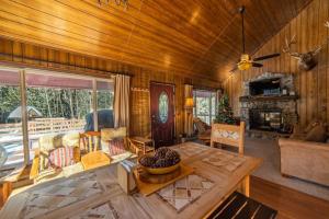 Χώρος καθιστικού στο Enjoy the Creek Surrounded by High Mountain Peaks - Creekside Mountain Cabin