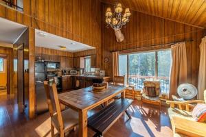 Η κουζίνα ή μικρή κουζίνα στο Enjoy the Creek Surrounded by High Mountain Peaks - Creekside Mountain Cabin +14 φωτογραφίες