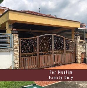Φωτογραφία από το άλμπουμ του Rosalinda Homestay at Senawang σε Σερεμπάν