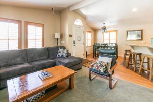 - un salon avec un canapé et une table dans l'établissement Whispering Pines - Big Bear Lake, à Big Bear Lake