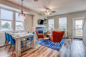 NEW Tri-Level Home with Ocean View and 3 En-Suite Bedrooms!的电视和/或娱乐中心