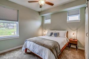 NEW Tri-Level Home with Ocean View and 3 En-Suite Bedrooms!客房内的一张或多张床位