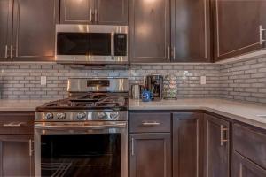 NEW Tri-Level Home with Ocean View and 3 En-Suite Bedrooms!的厨房或小厨房
