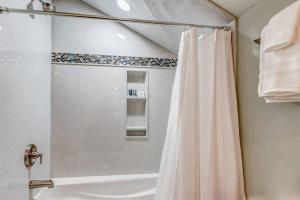 NEW Tri-Level Home with Ocean View and 3 En-Suite Bedrooms!的一间浴室
