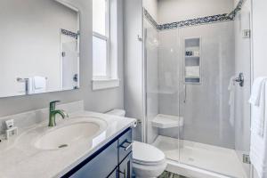NEW Tri-Level Home with Ocean View and 3 En-Suite Bedrooms!的一间浴室