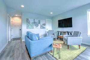 NEW Tri-Level Home with Ocean View and 3 En-Suite Bedrooms!的电视和/或娱乐中心