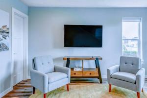 NEW Tri-Level Home with Ocean View and 3 En-Suite Bedrooms!的电视和/或娱乐中心