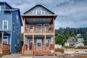 迪波湾NEW Tri-Level Home with Ocean View and 3 En-Suite Bedrooms!的一栋侧面有大露台的房子