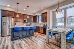 NEW Tri-Level Home with Ocean View and 3 En-Suite Bedrooms!的厨房或小厨房