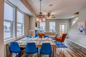 NEW Tri-Level Home with Ocean View and 3 En-Suite Bedrooms!的休息区