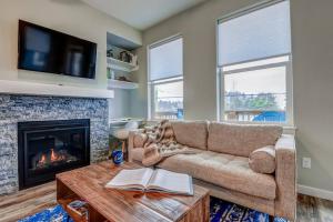 NEW Tri-Level Home with Ocean View and 3 En-Suite Bedrooms!的休息区