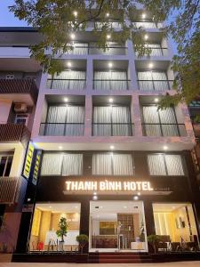 una vista frontal de un hotel con un cartel que dice hotel de titan bin en Thanh Bình Hotel - 47 Y Bih - BMT, en Buon Ma Thuot