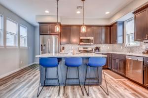 NEW Tri-Level Home with Ocean View and 3 En-Suite Bedrooms!的厨房或小厨房