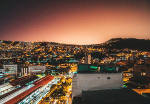 vista di una città di notte con luci di The Rooftop Bolivia a La Paz