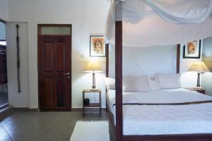 Een bed of bedden in een kamer bij Soho Greens Apartments Apt 1