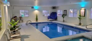 Bazén v ubytování Quality Inn & Suites Salina National Forest Area nebo v jeho okolí
