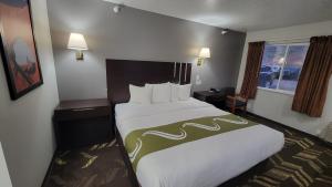 Giường trong phòng chung tại Quality Inn & Suites Salina National Forest Area +25 ảnh