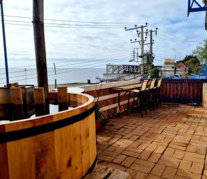 eine Terrasse mit einem Tisch und Stühlen auf dem Balkon in der Unterkunft Quinto Sol B&B in Viña del Mar