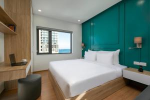 En eller flere senge i et værelse på Dolphin Hotel and Apartment