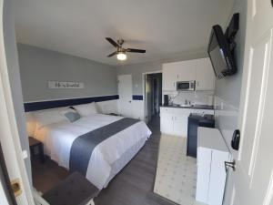 um quarto de hotel com uma cama e uma cozinha em Celadon Lodge em Radium Hot Springs