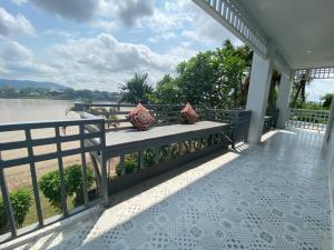 โรงแรม ริเวอร์บรีซ เชียงแสน River Breeze Chiangsean的阳台或露台