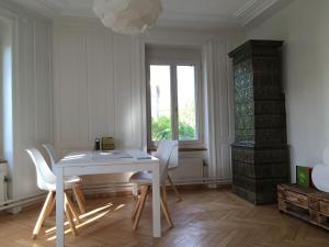 d'une salle à manger avec une table, des chaises et une fenêtre. dans l'établissement Casa Schilling 4 Zimmer mit Charme an bester Lage, à Saint-Gall