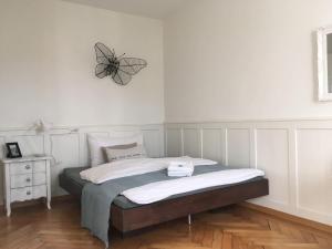 sypialnia z łóżkiem z pająkiem na ścianie w obiekcie Casa Schilling 4 Zimmer mit Charme an bester Lage w mieście St. Gallen