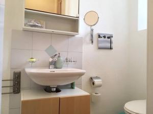 łazienka z umywalką i toaletą w obiekcie Casa Schilling 4 Zimmer mit Charme an bester Lage w mieście St. Gallen