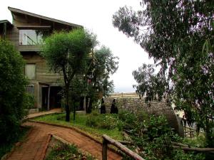 une maison avec un chemin en briques devant elle dans l'établissement Cabañas Al Mar, à Viña del Mar