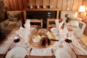 En restaurant eller et andet spisested på Comfortable rural cottage in ancient village in the Douro region