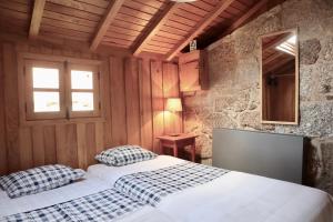 um quarto com duas camas e uma janela. em Comfortable rural cottage in ancient village in the Douro region em Viseu