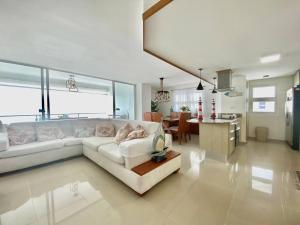 uma sala de estar com um sofá branco e uma cozinha em marbella Fabulous 3br 3ba Pool And Beach em Juan Pedro