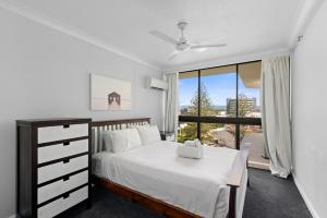 une chambre avec un lit et une grande fenêtre dans l'établissement Beachcomber Resort - Official, à Gold Coast 92 autres photos