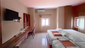 TV a/nebo společenská místnost v ubytování Hotel Syariah Larismanis + 16 fotografií