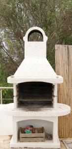 un four en briques blanches avec un dessus en cloche dans l'établissement Appartamento BelMar, à Marina San Gregorio