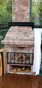 un horno de ladrillo al aire libre con una pila de madera en Cristal House Mountain View, en Heredia