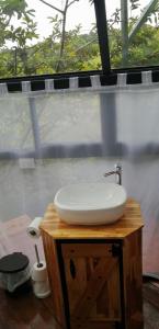 a white sink sitting on top of a wooden table at Cristal House Mountain View in Heredia