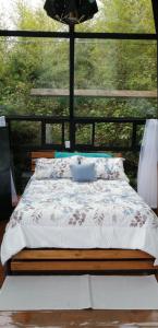 Un pat sau paturi într-o cameră la Cristal House Mountain View