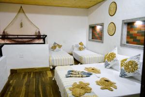 翁達的住宿－Honda Colonial Magdalena Resort，一间设有两张床和两张沙发的房间