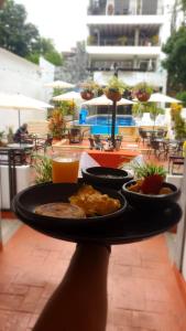 einen Tisch mit einem Teller Essen auf dem Balkon in der Unterkunft Honda Colonial Magdalena Resort in Honda